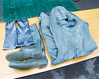 現場で身にまとう化学防護衣