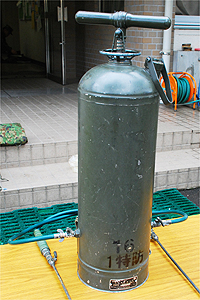 除染剤を散布する携帯除染器