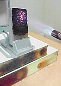 30?厚のハードタイプのロタンにトーチバーナーの炎(約1300℃)を20分間当て続けた。写真は照射開始後3分ほどのものだが、20分経過後もほぼ状況のままだった