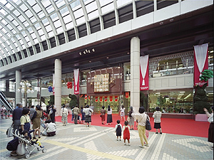乃村工藝社は商業施設などの空間のディスプレイが事業のベース