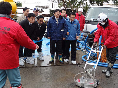 福島県郡山市での除染作業を視察する太田昭宏公明党議長3月10日)
