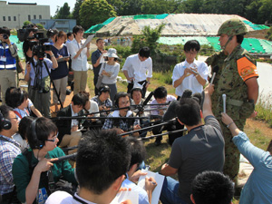 013年6月、北区で行われた不発弾処理現場で報道陣への対応をする?橋1尉