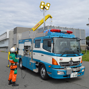 救出現場に向かう際に乗り込む「レスキュー車」。クレーンや大型ライトなど、災害現場での活動を想定した多彩な装備がつく