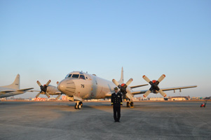 海上自衛隊の主力哨戒機「P-3C」の前に立つ山形1佐