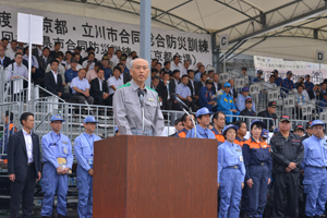 総合防災訓練であいさつする舛添知事 総合防災訓練であいさつする舛添知事
