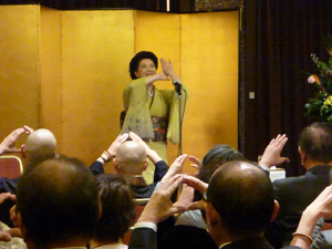 海外や日本の公演で観客と一緒に手話語りを行う平野啓子さん 海外や日本の公演で観客と一緒に手話語りを行う平野啓子さん