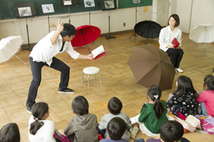 たちかわ創造舎 演目は主に児童文学の名作。観客を巻き込みながら短時間で楽しく進められていく