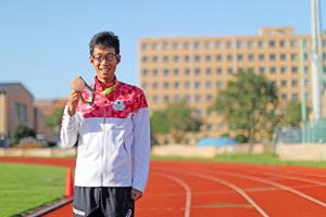 リオ五輪後、日本競歩界初となる銅メダルとともに(提供:自衛隊体育学校)写真はその出発式の様子(提供:警視庁)
