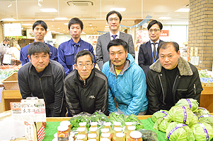 前列がJA八王子パッションフルーツ生産組合の4人(左から濱中さん、澤井さん、石川さん、関純一さん)。後列左がJA八王子の中村さん、黒澤慶一さん。右端がサイバーシルクロード八王子の仕舘岳大さん。その左が日本工学院八王子専門学校の田中秀幸先生