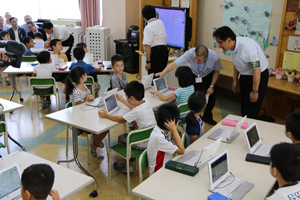タブレットPCを使った授業荒川区立峡田小学校）