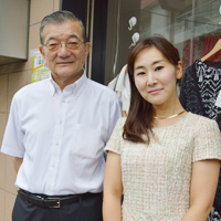 左が株式会社インセクトシールドジャパンの松永孝治代表取締役社長、右が「認定説明員」である正規代理店Natura Luanaの荘司裕佳子代表