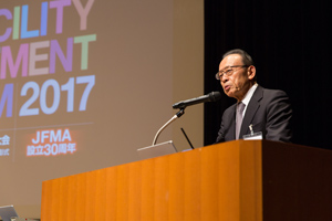 FMフォーラム2017で挨拶をする山田氏 FMフォーラム2017で挨拶をする山田氏