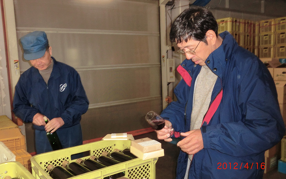 世田谷ワインの試飲ワイナリーにて)