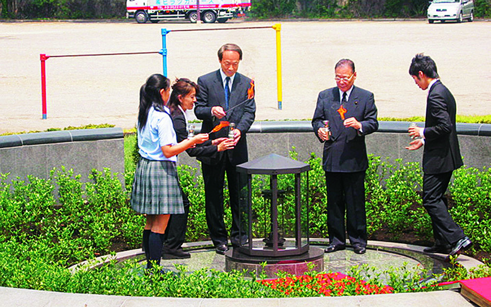 区立芝公園「平和の灯」の点灯式の様子平成17年)