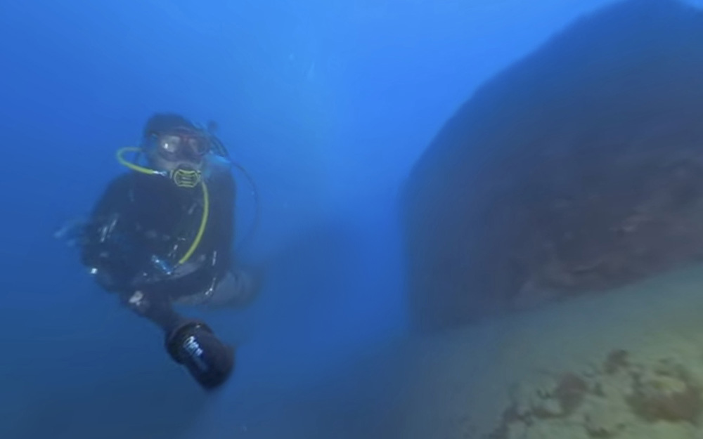 海中でも使用できる、3つのレンズがついた360度カメラを用いて、自然風景を中心に撮影している(提供:こよみ)