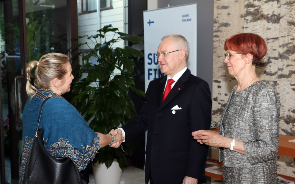 日本フィンランド外交関係樹立100周年記念のレセプションでゲストを迎える
C)Embassy of Finland