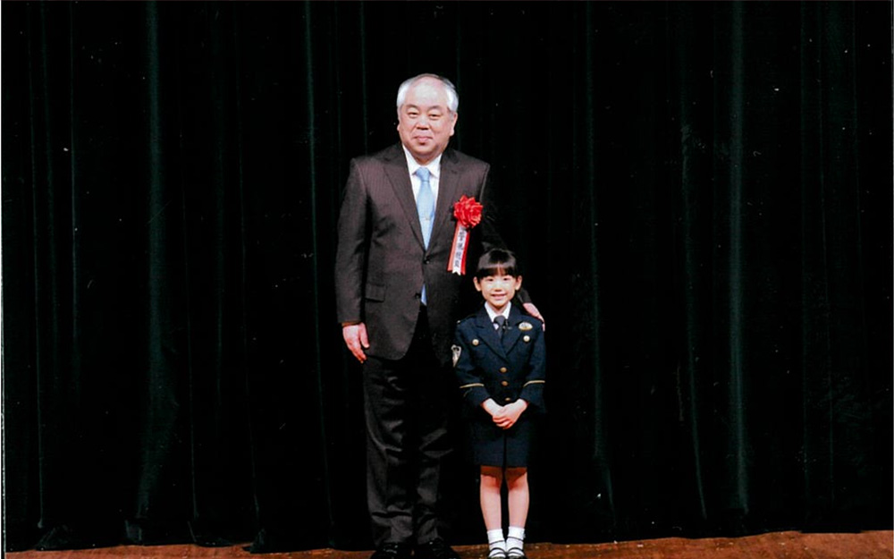 2011年、春の全国交通安全運動を前に開かれた「ファミリー交通安全のつどい」で当時小学1年生だった芦田愛菜ちゃんと