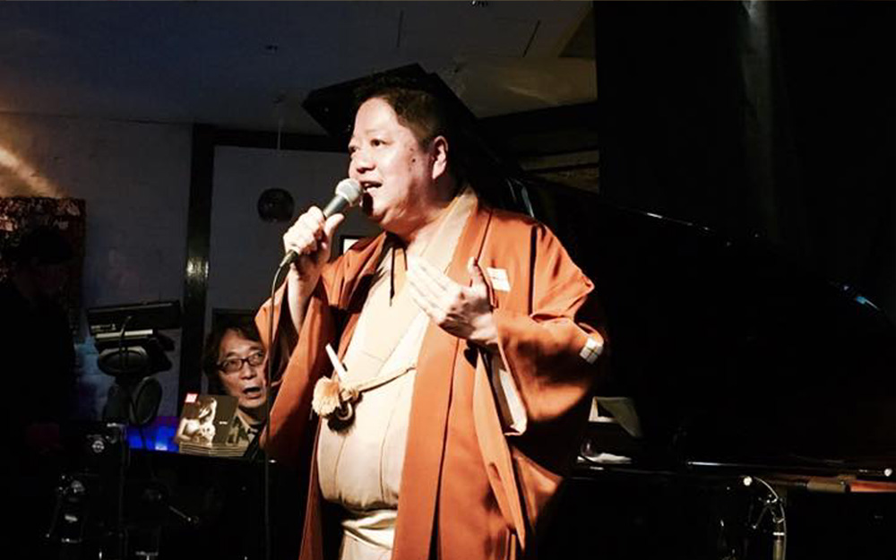 ライブハウスでミュージシャンと共演も