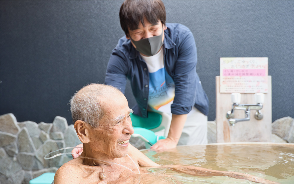 生まれ育った熱海の海を見て、念願の温泉にも入った末期がんの70代の男性)