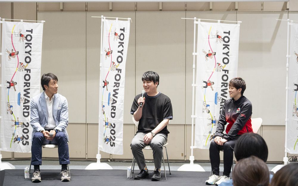 デフリンピック開催555日前の今年5月9日、両親がろう者の五十嵐大さん、デフバレーボール女子日本代表の中田美緒選手とトークショーを行ったC)東京都