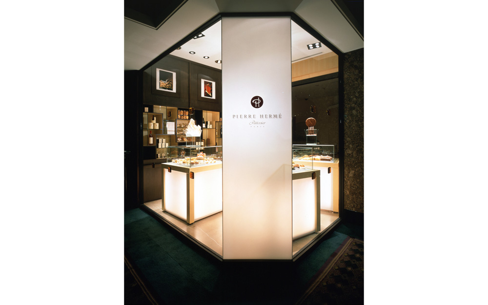 「ピエール・エルメ・パリ」の世界第1号店の立ち上げにも携わった