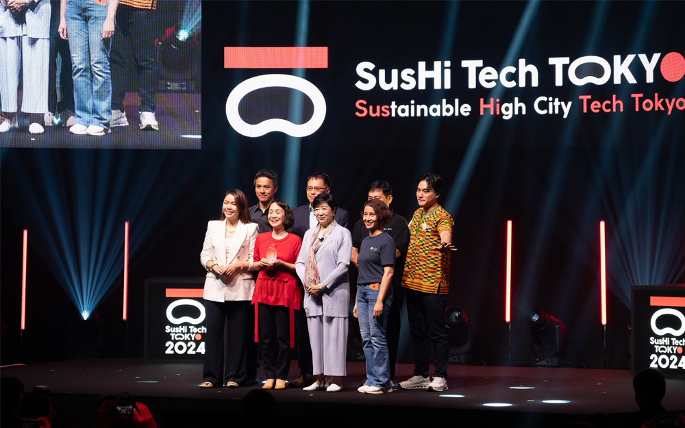 東京ビッグサイトで開催されたSusHi Tech Tokyo 2024グローバルスタートアッププログラム・ピッチコンテストの表彰式において、ファイナリストたちと記念撮影2024年5月16日)
