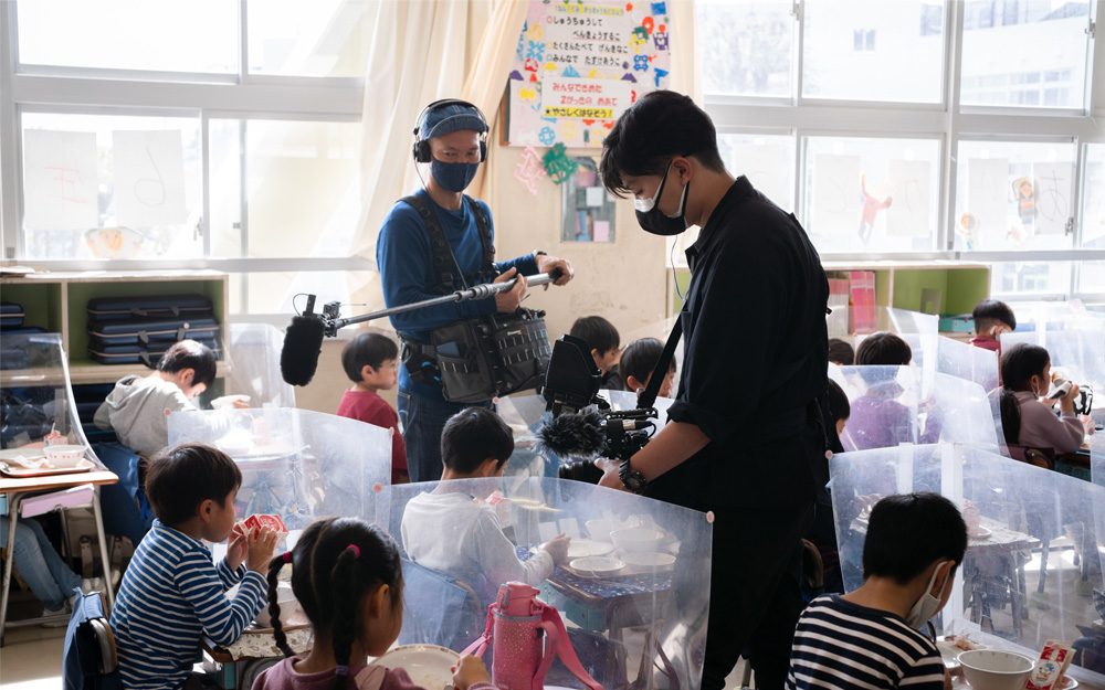上)メイキングの様子。子供たちにとって“カメラがある”のは当然“という環境づくりを心がけた。