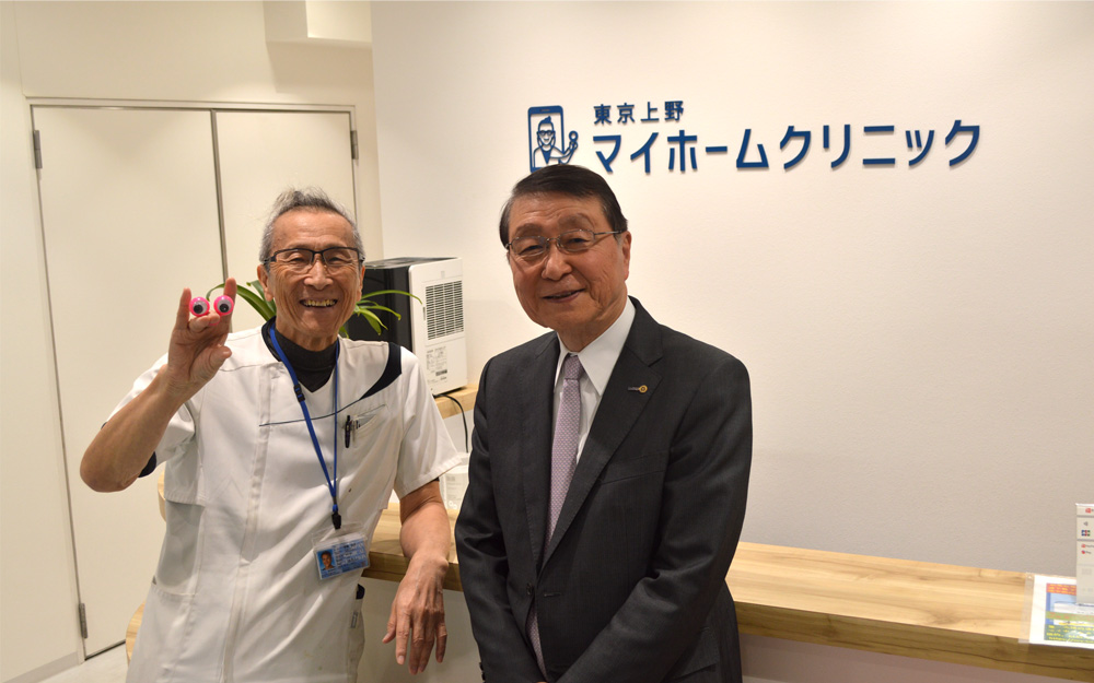 右がヒューマンウェアの山下憲男代表取締役。左が上野東京マイホームクリニックの伊藤実喜医学博士。伊藤博士の右手には、フィリピンの医療ボランティアの際に行うマジックで使用するキャラクター、ジッキー君（実喜に由来）