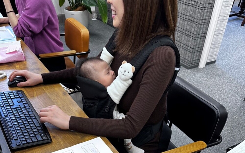 子連れ出勤の様子。ライフステージや状況に応じた職場環境を提供